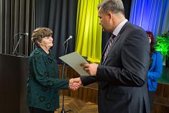 Lääne-Viru Omavalitsuste Liidu juhatuse esimees Mihkel Juhkami tänab Aime Püvi